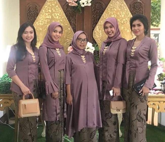 Baju Kebaya Kutubaru Satin Panjang Ungu Lavender