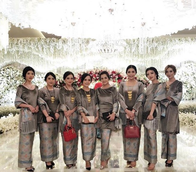 Baju Kebaya Kutubaru Satin Panjang dengan Selendang Silver