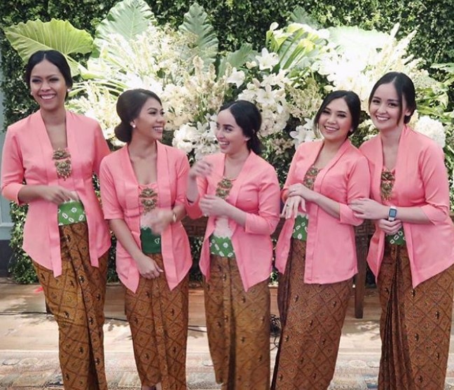 Baju Kebaya Kutubaru Satin Peach