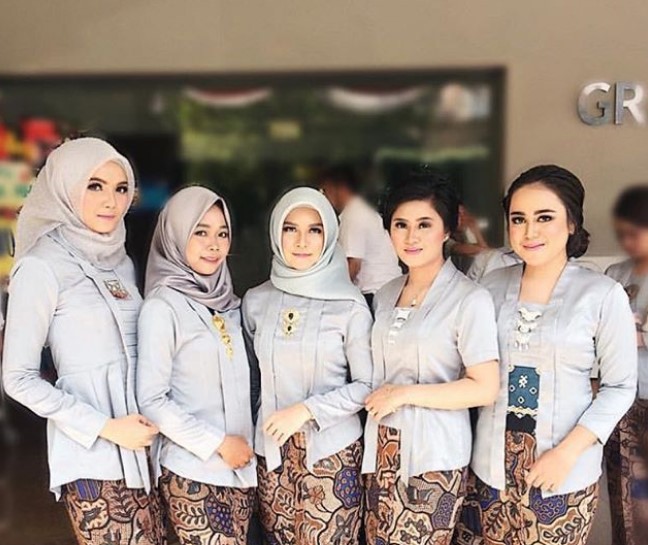Baju Kebaya Kutubaru Satin Silver
