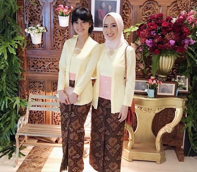 Baju Kebaya Kutubaru Satin Soft Yellow