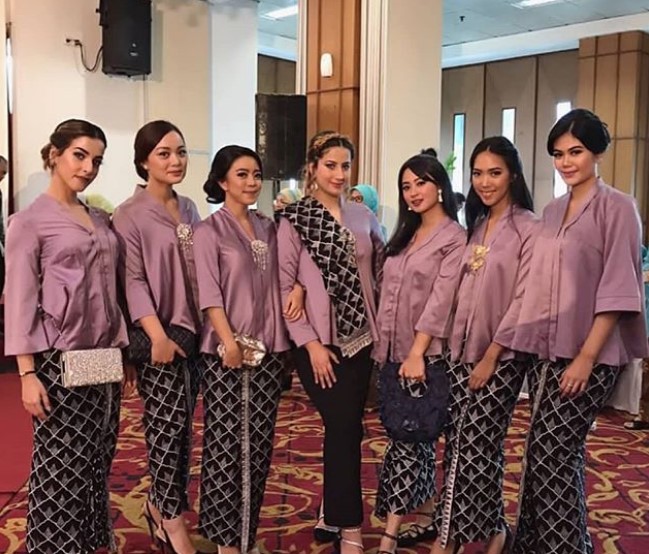 Baju Kebaya Kutubaru Satin Ungu