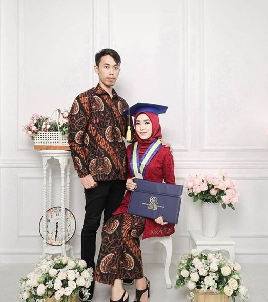 Baju Kebaya Wisuda Couple Merah Maroon