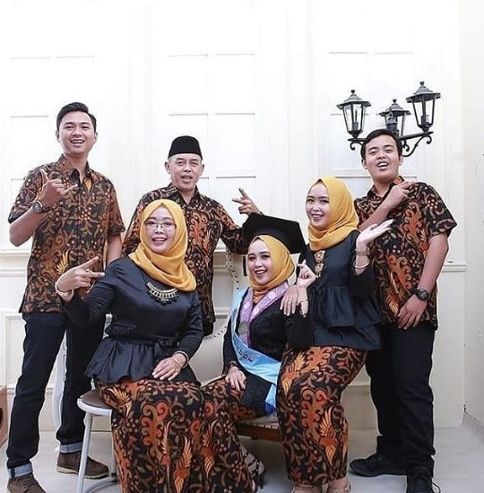 Baju Kebaya Wisuda Keluarga Terbaru Hitam