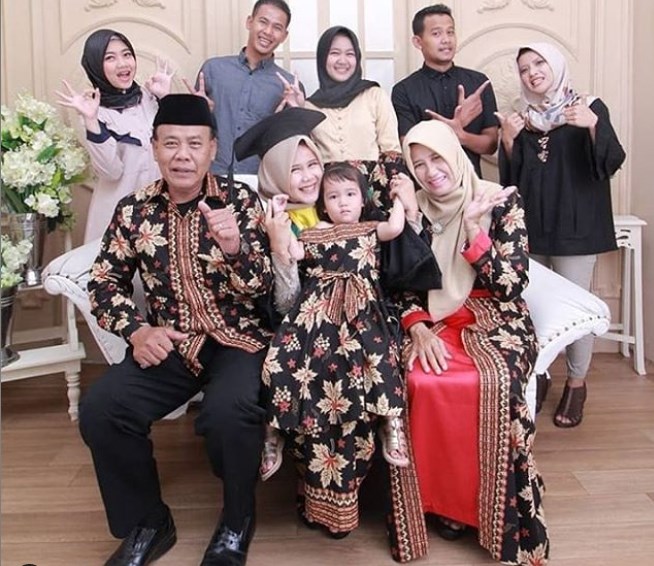 Baju Kebaya Wisuda Keluarga Terbaru Kombinasi Batik HItam Krem