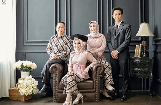 Baju Kebaya Wisuda Keluarga Terbaru Peplum Pink