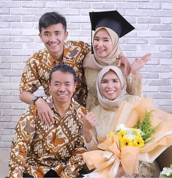 Baju Kebaya Wisuda Keluarga Terbaru Soft Gold