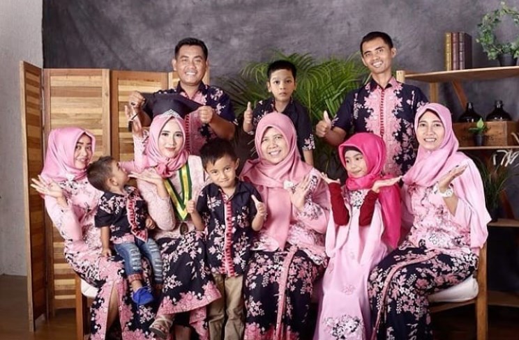 Baju Kebaya Wisuda Keluarga Terbaru Soft Pink Hitam