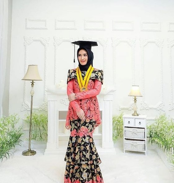 Baju Kebaya Wisuda Model Dress Kombinasi Batik