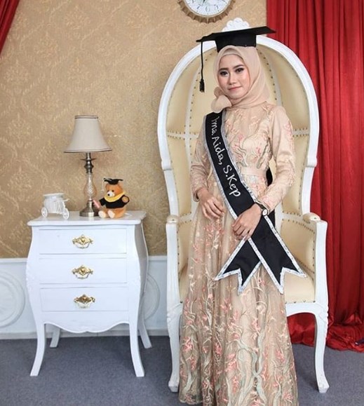 Baju Kebaya Wisuda Model Dress Simpel dan Elegan Nude Cream