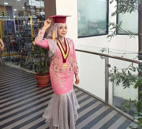 Baju Kebaya Wisuda Model Dress Simpel dan Elegan Ruby Organza Duyung Pink Grey
