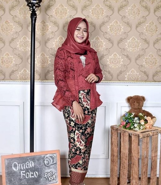 Baju Kebaya Wisuda Model Kutubaru Brokat Merah
