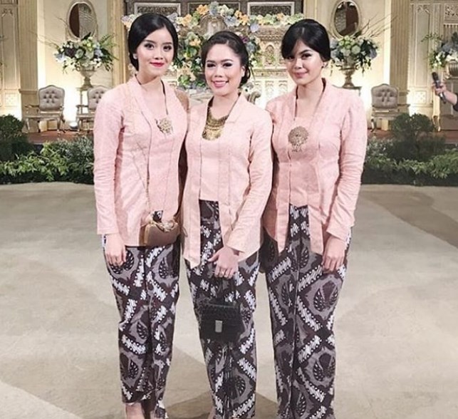 Baju Kebaya Wisuda Model Kutubaru Peach