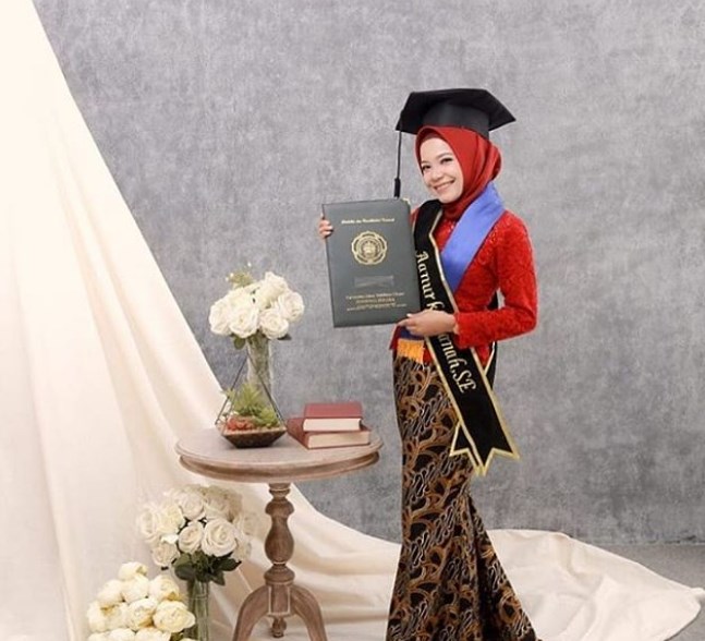 Baju Kebaya Wisuda Model Kutubaru Rok Duyung Merah