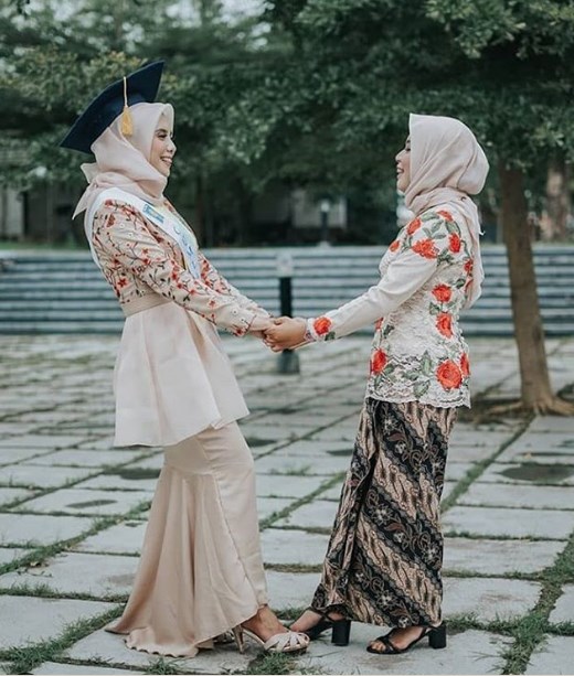 Baju Kebaya Wisuda Model Peplum Kombinasi Organza Nude Peach