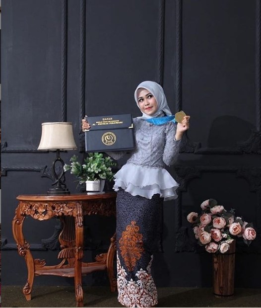 Baju Kebaya Wisuda Model Peplum Kombinasi Organza Silver