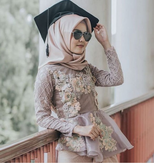 Baju Kebaya Wisuda Model Peplum Kombinasi Organza Tile Bunga