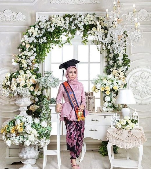 Baju Kebaya Wisuda Model Peplum Kombinasi Organza
