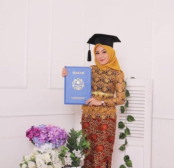 Baju Kebaya Wisuda Model Peplum Kuning Hitam