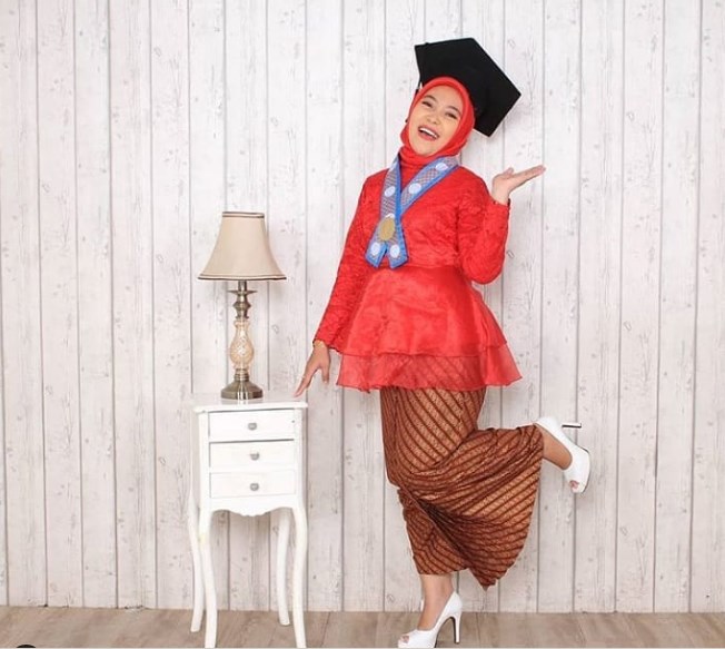 Baju Kebaya Wisuda Model Peplum Merah