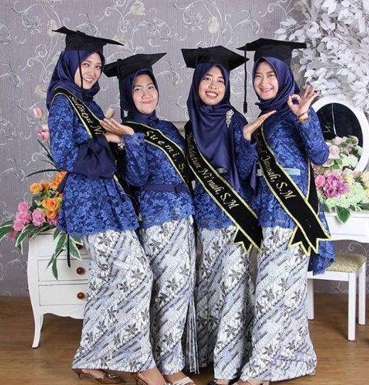 Baju Kebaya Wisuda Model Peplum Navy