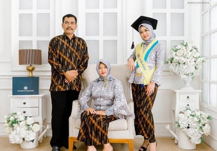 Baju Kebaya Wisuda Model Peplum Soft Grey