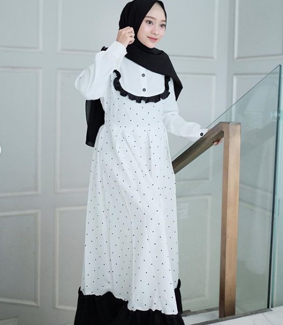 Contoh Model Baju Gamis Modern Anak Muda Masa Kini Motif Polkadot Putih Hitam