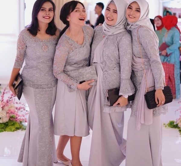 Dress Brokat Kombinasi Satin Model Duyung Abu Muda