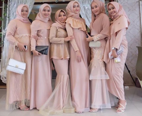 Dress Brokat Kombinasi Satin Model Duyung Soft Peach