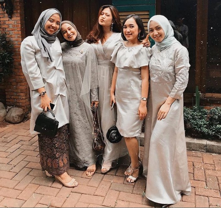 Dress Brokat Pesta Terbaru Modern Abu Muda