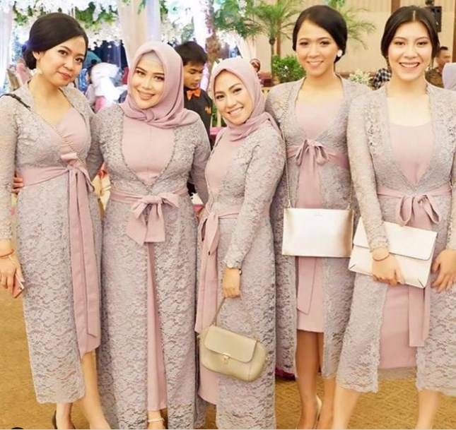 Dress Kebaya Brokat dengan Aksen Selendang Pita