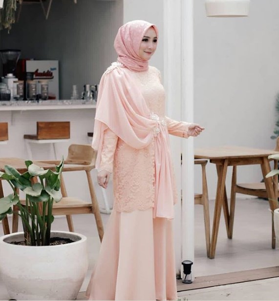 Dress Kebaya Brokat dengan Aksen Selendang Soft Peach