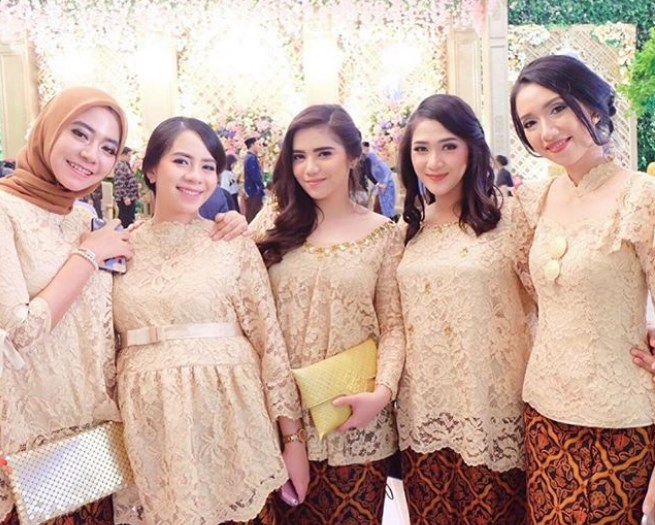 Gamis Batik Kombinasi Brokat Terbaru Nude