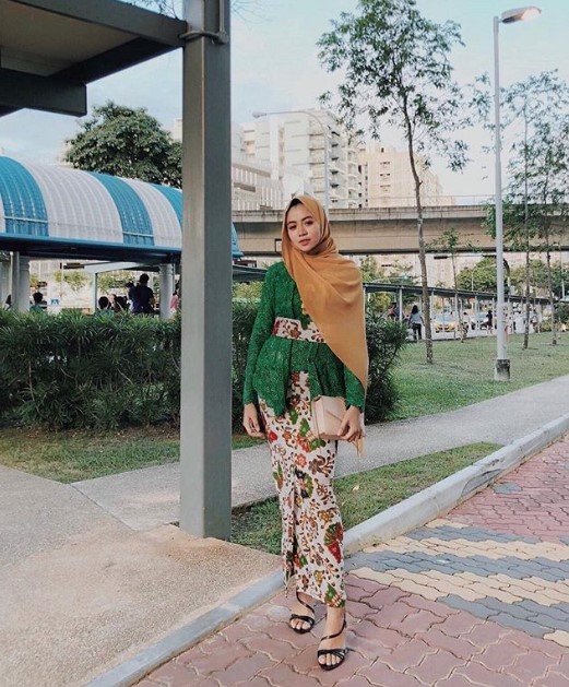 Gamis Batik Kombinasi Brokat Untuk Pesta Kutubaru Warna Hijau Botol