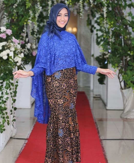 Gamis Batik Kombinasi Brokat Untuk Pesta Model Cape Biru Elektrik