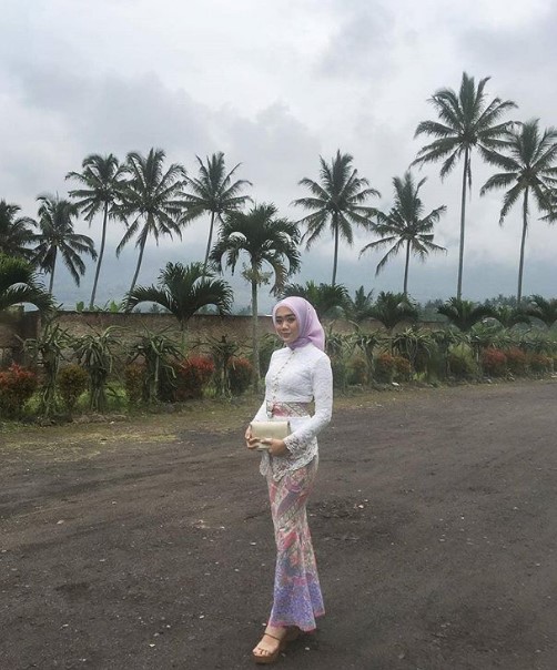 Gamis Batik Kombinasi Brokat Untuk Pesta Rok Duyung Putih Lavender