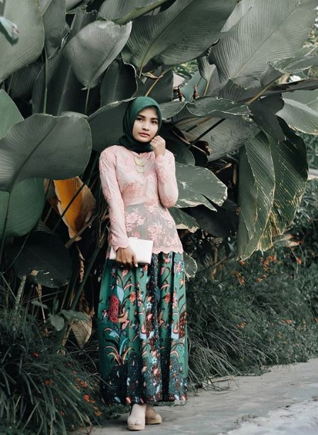 Gamis Batik Kombinasi Brokat Untuk Pesta Simple Tapi Mewah Pink Hijau Tua