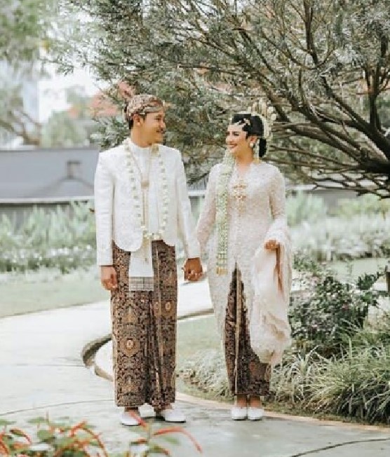 Gamis Batik Kombinasi Brokat untuk Pesta Pernikahan Putih Berekor