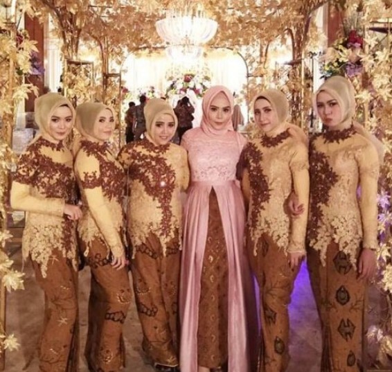 Gamis Batik Kombinasi Brokat untuk Pesta Pink