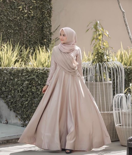 Gamis Katun Polos Kombinasi Modern Mewah Selendang Bahu Nude Cream