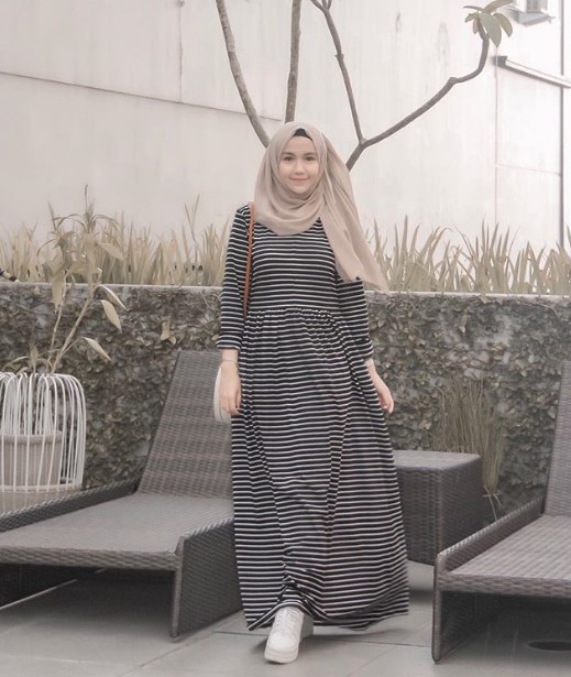 Gamis Katun Polos Terbaru dan Kekinian Simpel Stripe Kecil Hitam