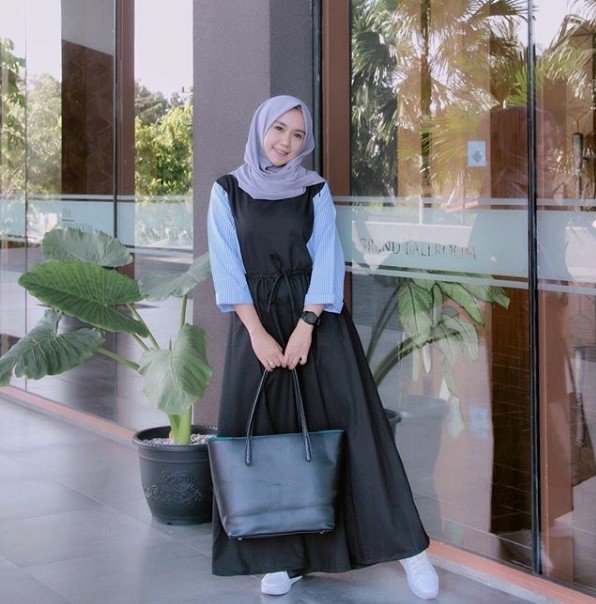 Gamis Modern untuk Anak Muda Terbaru Hitam Biru