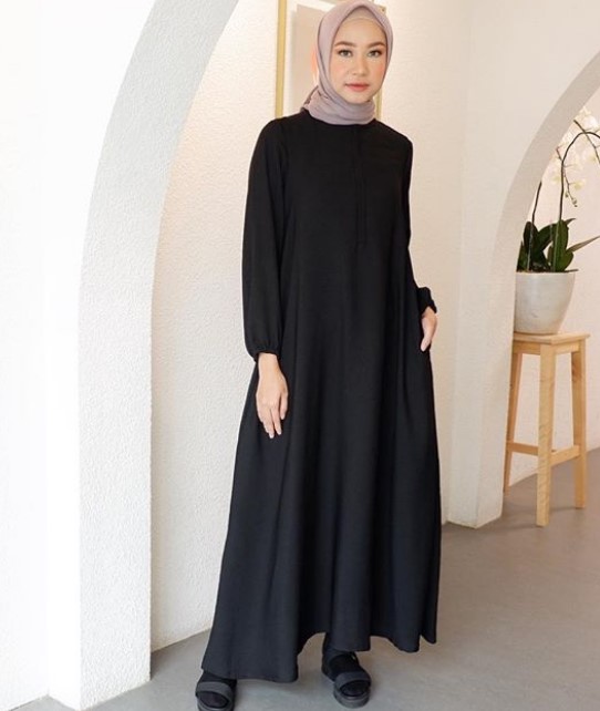 Gamis Muslimah Terbaru Untuk Remaja Masa Kini Katun Polos Hitam Aksen Lengan Karet