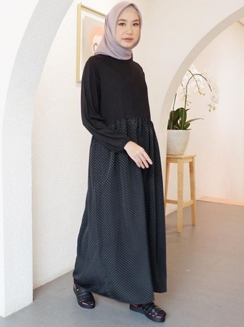 Gamis Muslimah Terbaru Untuk Remaja Modern Katun Polos Hitam Polkadot