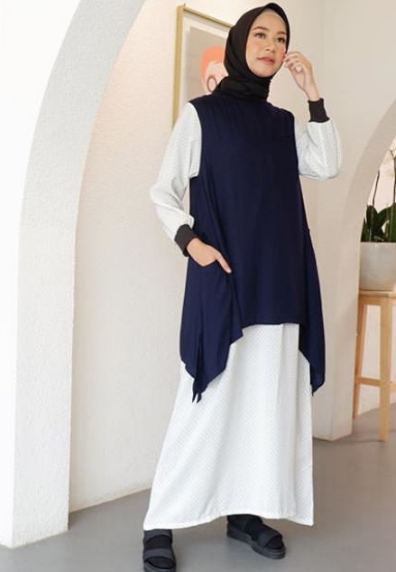 Gamis Muslimah Terbaru Untuk Remaja Simple Kombinasi Putih Navy