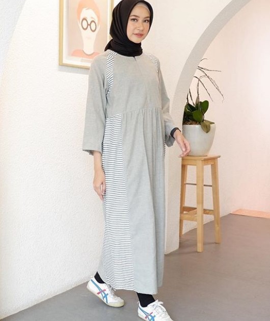 Gamis Muslimah Terbaru Untuk Remaja Simple Stripe Polos Soft Grey