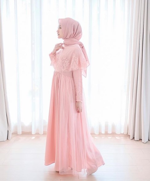 Gamis Pesta Brokat Kombinasi Sifon Mewah Model Cape Peach