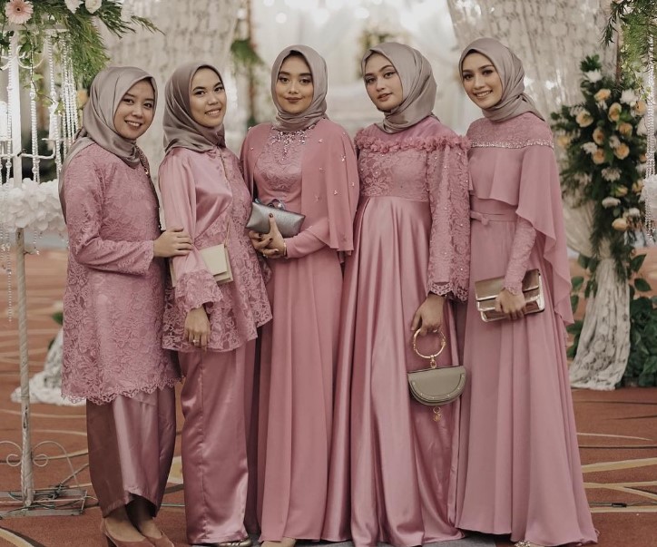 Gamis Pesta Brokat Kombinasi Sifon Mewah Modern Warna Dusty PinkGamis Pesta Brokat Kombinasi Sifon Mewah Modern Warna Dusty Pink