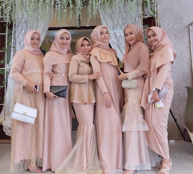 Gamis Pesta Brokat Kombinasi Sifon Mewah Simple Pink Pastel