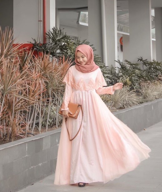Gamis Pesta Brokat Kombinasi Sifon Mewah Swing Cape Peach